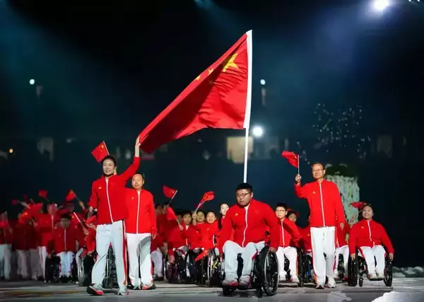 アジアパラ競技大会開会式、中国代表団の旗手は男子重量挙げと女子テコンドーの2選手