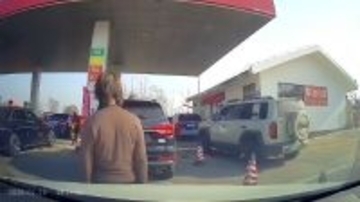 ガソリンスタンドで驚きの割り込み、女性が突然ボンネットに寝転がる―中国