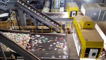 人間よりも速く衣類を仕分けるAIマシンが中国の繊維リサイクルを後押し―米メディア