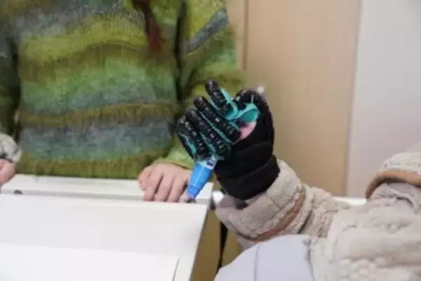 麻痺患者がBMI技術で再び筆を握れるように―中国