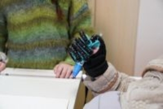 麻痺患者がBMI技術で再び筆を握れるように―中国