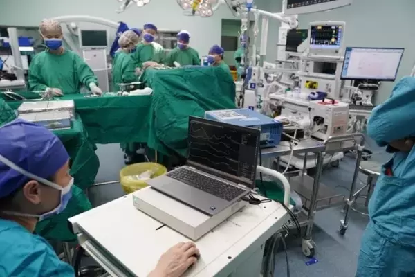 「麻痺患者がBMI技術で再び筆を握れるように―中国」の画像