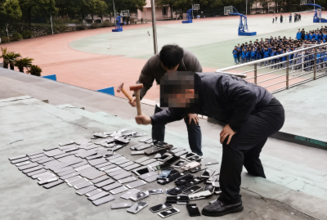 学校が生徒のスマホ100台余りをハンマーで破壊＝「見せしめだった」―中国