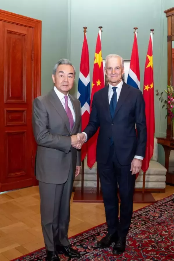 中国の王外交部長、ノルウェー首相と会談