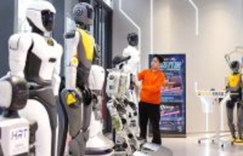 中国初の人型ロボット7S店が武漢に登場、広がる応用シーン