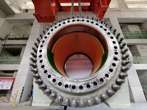 世界最大規模の衝撃式水車水力発電機、ローターのつり込みが完了―中国