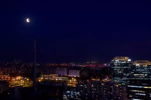 今年の元宵節の夜は今年の一大天体イベント「皆既月食」