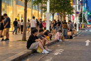 東京・銀座の「地べた族」に中国ネット「また外国人のせい」「日本人の素養だって…」