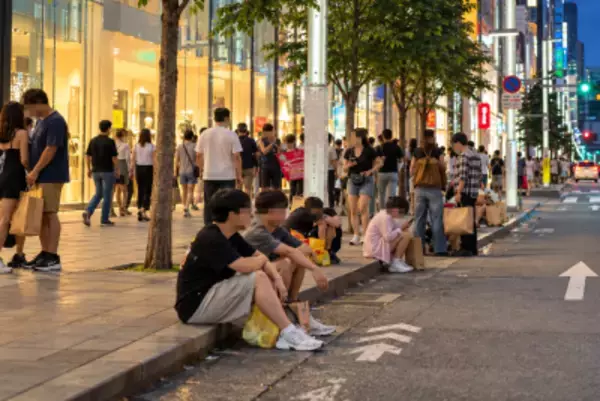 東京・銀座の「地べた族」に中国ネット「また外国人のせい」「日本人の素養だって…」
