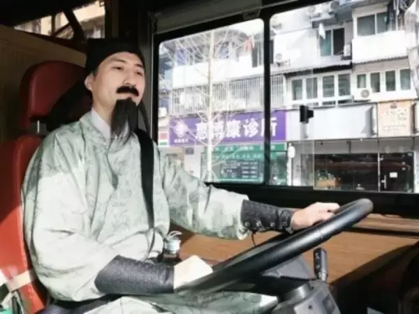 李白と杜甫が運転する観光バス？―四川省成都市