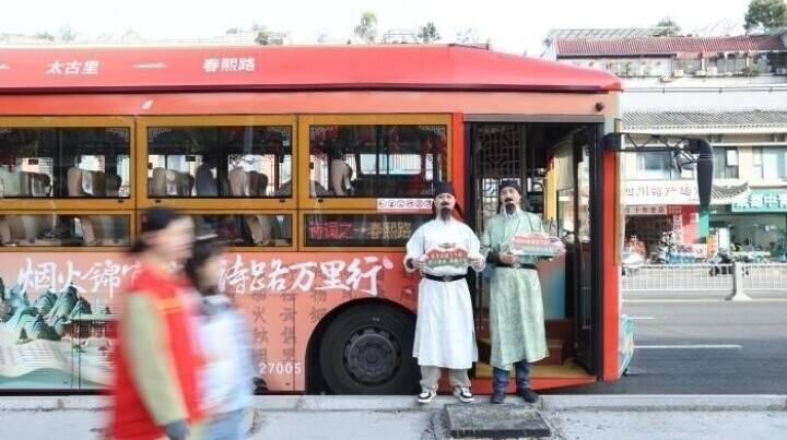 李白と杜甫が運転する観光バス？―四川省成都市