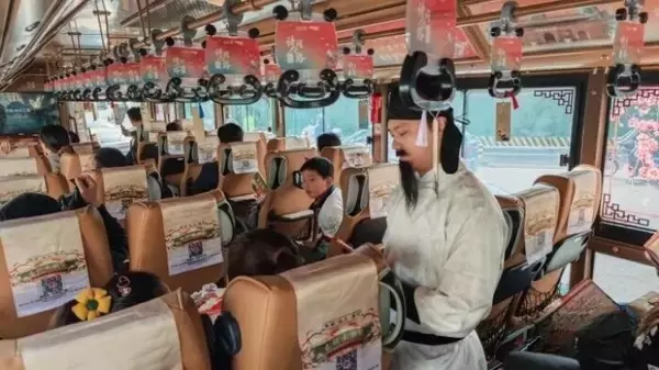 「李白と杜甫が運転する観光バス？―四川省成都市」の画像