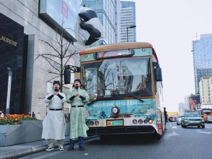 李白と杜甫が運転する観光バス？―四川省成都市