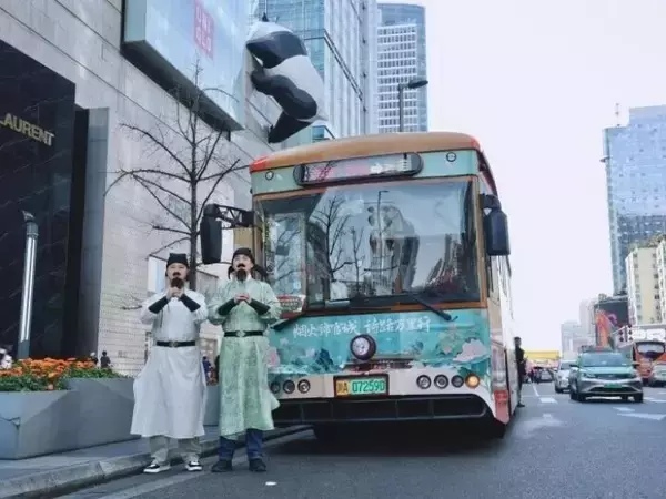 「李白と杜甫が運転する観光バス？―四川省成都市」の画像