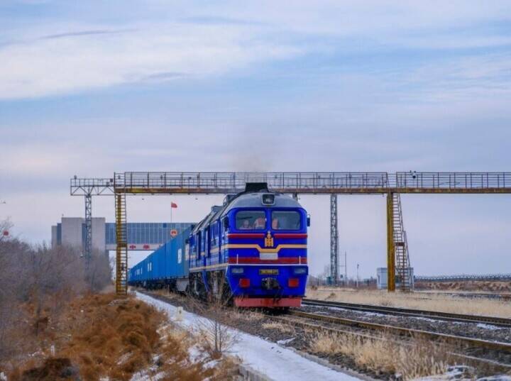 エレンホト通関地の出入国者数と貨物量が過去最高を記録―中国