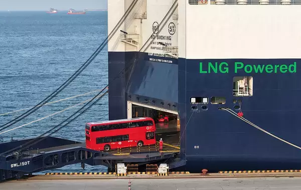 「中国産電動2階建て路線バスが煙台港から英国に向けて輸出」の画像