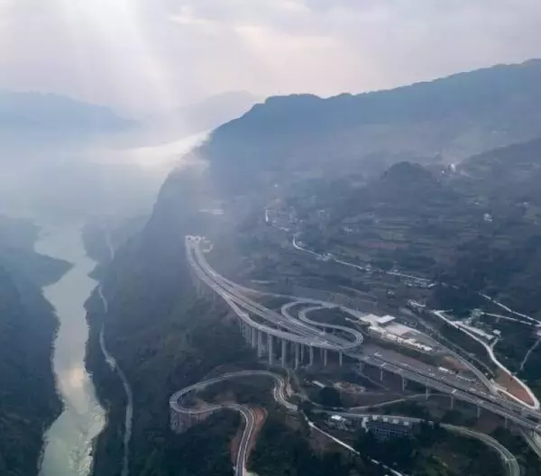 「渝湘複線高速道路が全線開通―中国」の画像