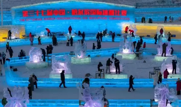 「12カ国の氷彫刻師がハルビン氷雪大世界で腕を競い合う―中国」の画像