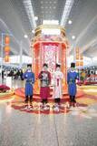 「広州白雲国際空港のスタッフが漢服で旅客を出迎え―中国」の画像1