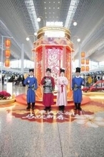 広州白雲国際空港のスタッフが漢服で旅客を出迎え―中国