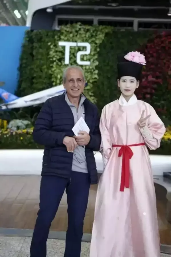 「広州白雲国際空港のスタッフが漢服で旅客を出迎え―中国」の画像