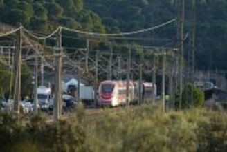 スペインで高速列車脱線後衝突、40人死亡37人行方不明