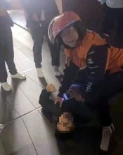 ブレスレットを奪って逃げる男を取り押さえた配達員男性、勤務先が表彰―浙江省杭州市