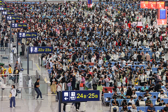中国秋の8連休の初日、全国鉄道旅客輸送量2300万人に