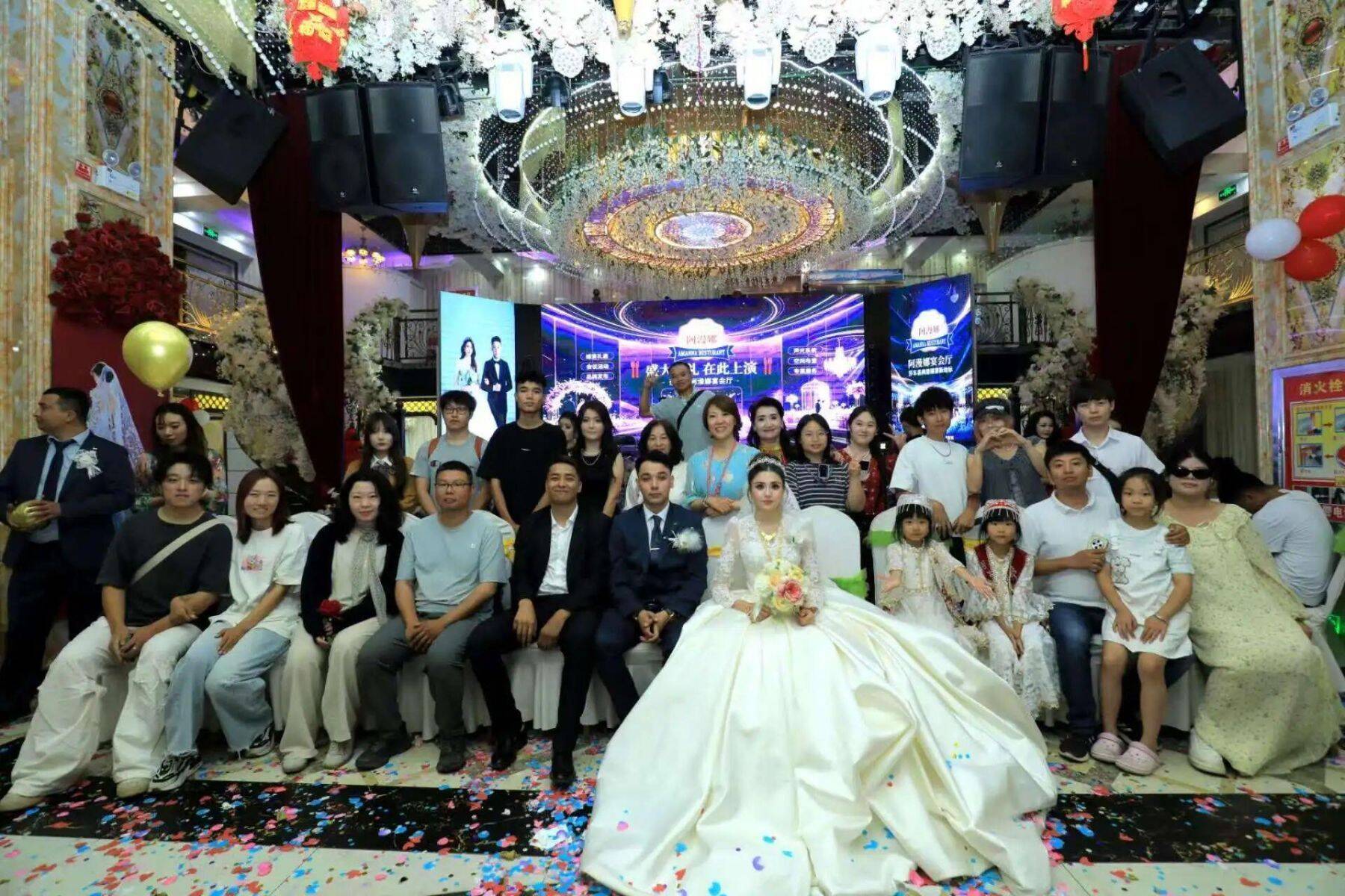 見知らぬ300人が参加した新疆の結婚式が話題に
