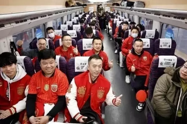 「長江デルタで今年初のサッカーサポーター特別列車が上海駅を出発―中国」の画像