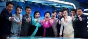 金正恩総書記を呼び捨て、サムズアップ連発、ソニー製のヘッドホン…北朝鮮の新曲「親近なる父」が話題