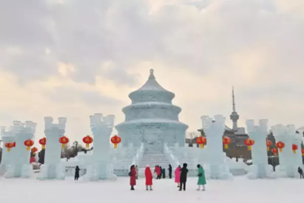 長春の氷彫刻「祈年殿」に観光客が殺到―中国
