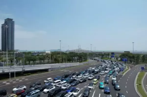 港珠澳大橋珠海公路通関地を通行する香港・マカオナンバー車両、計1000万台を突破