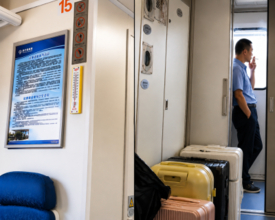 列車内で乗務員が堂々と喫煙？鉄道当局「連結部は喫煙場所です」―中国