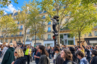 フランス各地で生活苦などへの抗議活動 100年の歴史ある建造物が焼失