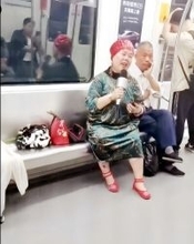 地下鉄車内でマイクを使って歌う女性、動画が物議―浙江省杭州市