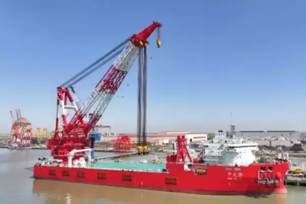 全長215メートル！5000トンの全回転クレーン船が江蘇省啓東で引き渡し―中国