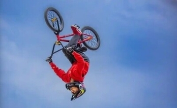 中国の少年がBMXバックフリップの世界記録塗り替える