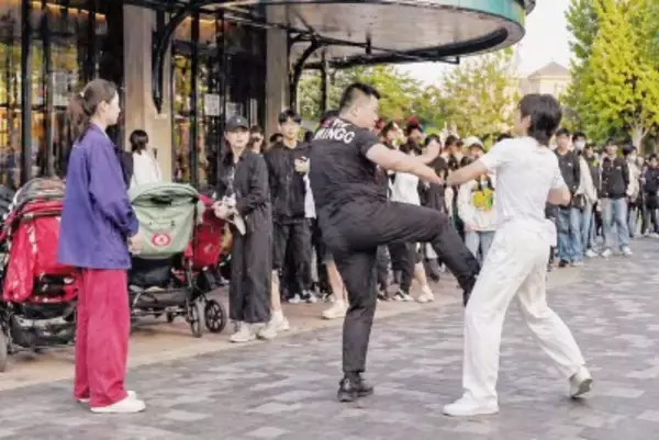 上海ディズニーでたばこ吸った男性、注意した別の男性を暴行―中国