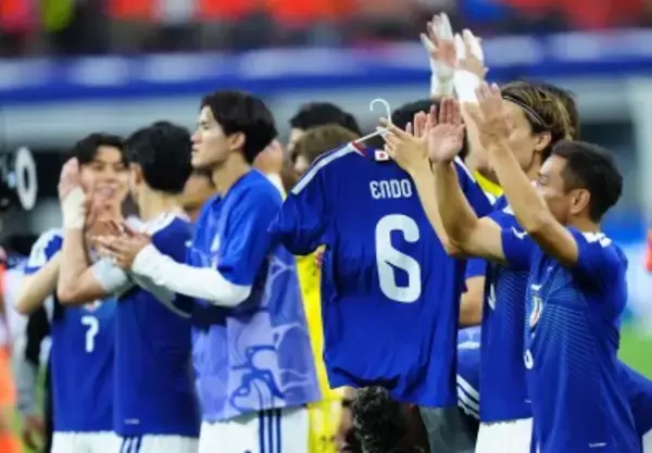 ＜W杯＞日本サポが試合後にごみ拾い、中国ネット賛否「尊敬に値する」「核廃水は流すのに」