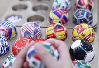 中国義烏の「ストレス解消サッカーボール」が世界中でヒット