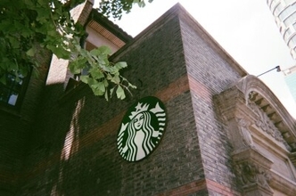 スターバックスが中国で衣類販売開始、ベスト1着約9300円