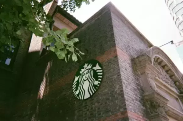 スターバックスが中国で衣類販売開始、ベスト1着約9300円