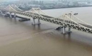 押し出しスパンが最大の道路・鉄道併用多塔式剛性吊橋「永寧大橋」が開通―中国