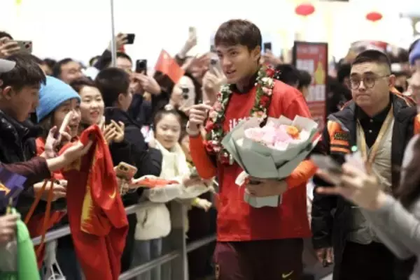 ＜サッカー＞U-23中国代表が帰国、Tシャツにプリントされたスローガンが話題