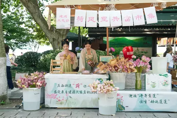 ハスの花の季節迎えた杭州、3時間で4000本売る露店も―中国
