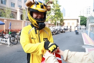 デリバリー配達青年が撮影したちょっとした出来事が「心温まる」と評判に―中国