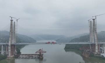 四つの「世界一」を樹立へ、中国南西部の長江大橋の道路橋部分が接合