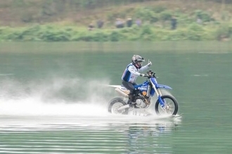 ZXMOTO創業者、改造バイクによる開放水域での最長走行距離でギネス世界記録、40．74キロ―中国