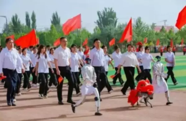 大学の運動会で人型ロボットが制御不能に、学生にパンチやキック―中国